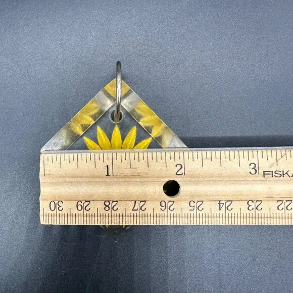 Vintage Carved Lucite Pendant Key Ring Yellow Daisy Flower Power 1970s Retro - Picture 11 of 11